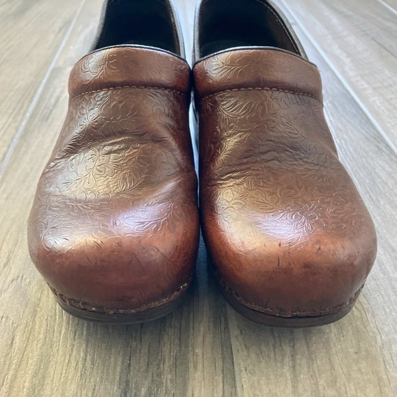 Size 38 Dansko Tooled Leather Clogs - Picture 5 of 12